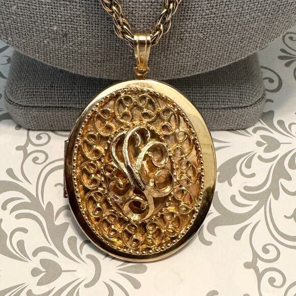 Locket by Sarah Coventry Vintage Goldtone Chain on Pendant With Hang Tag - Picture 1 of 8